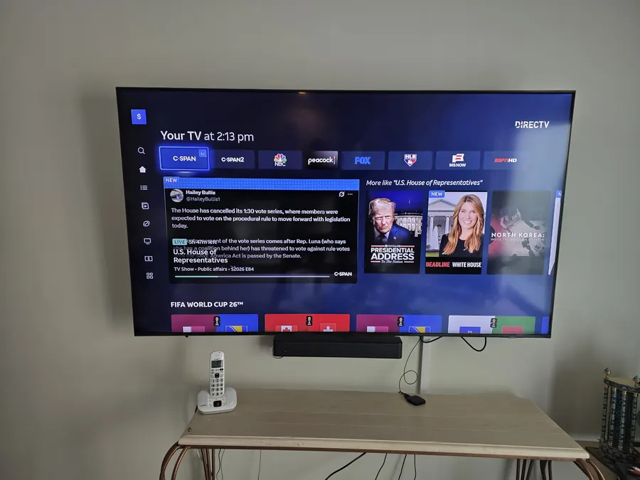 Instalación de TV y soundbar sobre mueble en sala de estar