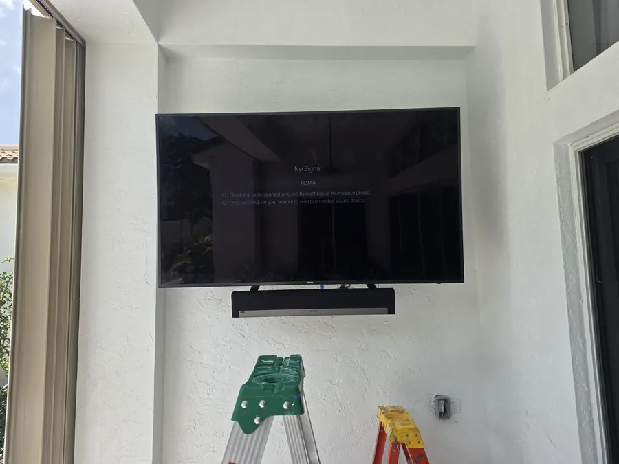 TV montada en patio cubierto con soundbar, Miami